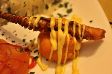 İtalyan mutfağı: İtalya, Venedik 'te kızarmış ahtapot ve patates püresi.