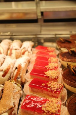 Venedik, İtalya 'da Sicilya cannoli, tiramisu ve çilekli keklerle dolu hamur işi vitrini.