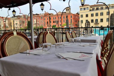 İtalya, Venedik 'teki Büyük Kanal boyunca restoran masalarının sabah manzarası
