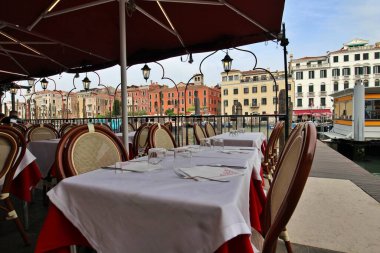 İtalya, Venedik 'teki Büyük Kanal boyunca restoran masalarının sabah manzarası