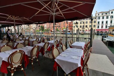 İtalya, Venedik 'teki Büyük Kanal boyunca restoran masalarının sabah manzarası