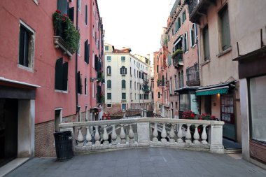 Venedik, İtalya 'nın San Marco bölgesindeki eski kasaba, kanal ve eski köprünün sabah manzarası