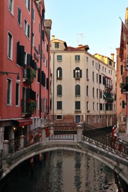 Venedik, İtalya 'nın San Marco bölgesindeki eski kasaba, kanal ve eski köprünün sabah manzarası