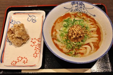 Tokyo, Japonya 'da Dandan udon eriştesi ve tavuk karayolu (kızarmış tavuk).