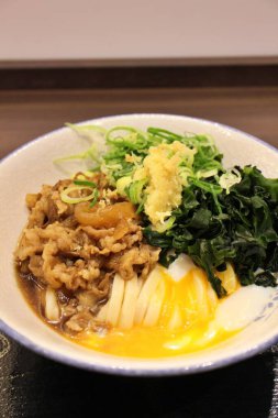 Tokyo, Japonya 'da sığır eti ve onsen tamago BK udon noodle.