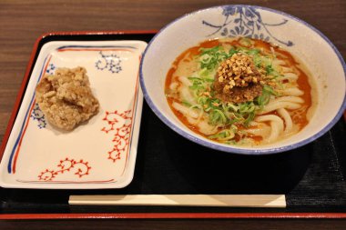 Tokyo, Japonya 'da Dandan udon eriştesi ve tavuk karayolu (kızarmış tavuk).