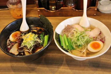 Tokyo, Japonya 'da Shio ramen ve siyah shoyu ramen