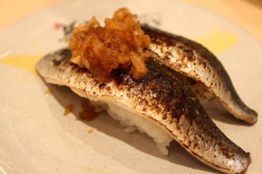 Japon mutfağı: Tokyo, Japonya 'da ızgara sardalya nigiri-zushi.