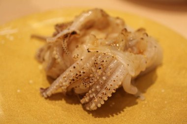 Japon mutfağı: Tokyo, Japonya 'da ızgara mürekkep balığı dokunaçları nigiri-zushi