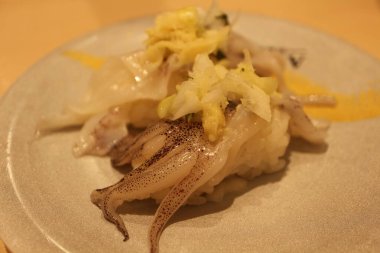 Japon mutfağı: Tokyo, Japonya 'da mürekkep balığı dokunaçları nigiri-zushi
