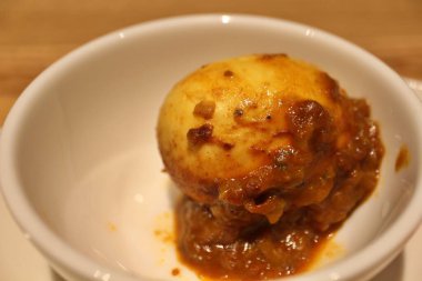 Tokyo, Japonya 'da haşlanmış yumurta masala körisi.