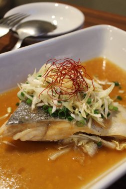 Çin mutfağı: limonlu haşlanmış somon balığı.