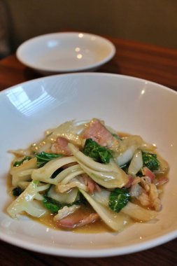 Çin mutfağı: Çin usulü kızarmış Çin lahanası ve pastırması.