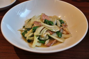 Çin mutfağı: Çin usulü kızarmış Çin lahanası ve pastırması.