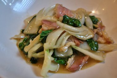 Çin mutfağı: Çin usulü kızarmış Çin lahanası ve pastırması.