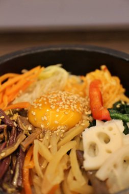 Kore mutfağı: dolsot bibibimbap (bibimbap))