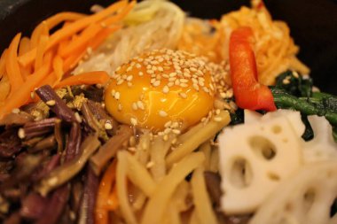 Kore mutfağı: dolsot bibibimbap (bibimbap))