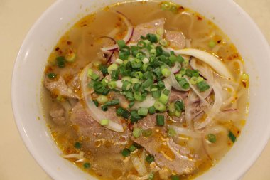 Vietnam mutfağı: pho bo renk (sığır etli baharatlı pirinç eriştesi)