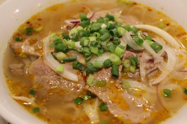 Vietnam mutfağı: pho bo renk (sığır etli baharatlı pirinç eriştesi)