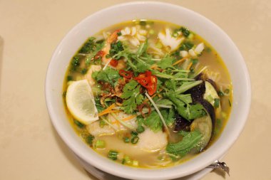 Vietnam mutfağı: Bun mama (balık ezmeli pirinç eriştesi))