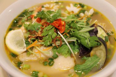 Vietnam mutfağı: Bun mama (balık ezmeli pirinç eriştesi))