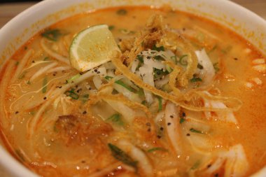 Vietnam mutfağı: Tom yum pho (Tom yum ile pirinç eriştesi))