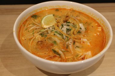 Vietnam mutfağı: Tom yum pho (Tom yum ile pirinç eriştesi))