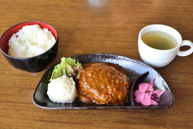 Tokyo, Japonya 'da köri soslu Hamburg bifteği.