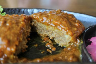 Tokyo, Japonya 'da köri soslu Hamburg bifteği.