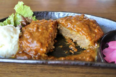 Tokyo, Japonya 'da köri soslu Hamburg bifteği.