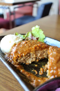 Tokyo, Japonya 'da köri soslu Hamburg bifteği.