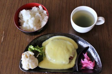 Tokyo, Japonya 'da peynir soslu Hamburg bifteği