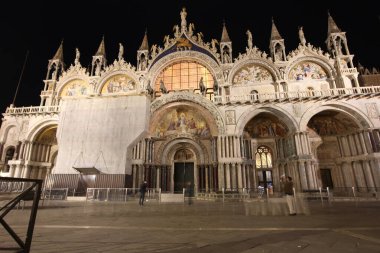 İtalya, Venedik 'teki Aziz Mark Bazilikası' nın gece manzarası