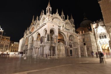 İtalya, Venedik 'teki Aziz Mark Bazilikası' nın gece manzarası