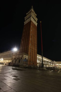 İtalya, Venedik 'teki St. Mark' s Campanile 'in gece manzarası