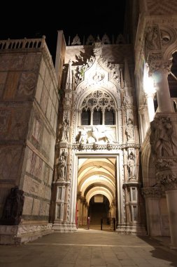 İtalya, Venedik 'teki Doge Sarayı' nın gece manzarası