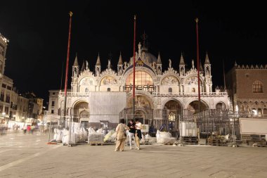 İtalya, Venedik 'teki Aziz Mark Bazilikası' nın gece manzarası