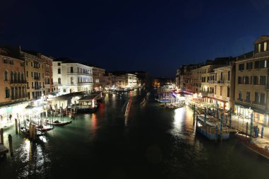 İtalya, Venedik 'teki Rialto Köprüsü' nden Büyük Kanal 'ın gece görüntüsü