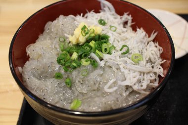 Japon mutfağı: Mishima, Shizuoka, Japonya 'da çiğ beyaz yem ve haşlanmış pirinç kasesi