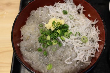 Japon mutfağı: Mishima, Shizuoka, Japonya 'da çiğ beyaz yem ve haşlanmış pirinç kasesi