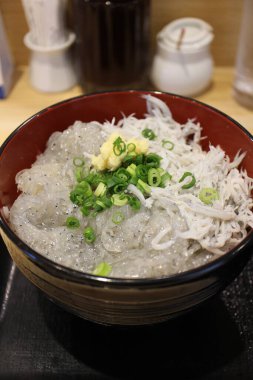 Japon mutfağı: Mishima, Shizuoka, Japonya 'da çiğ beyaz yem ve haşlanmış pirinç kasesi