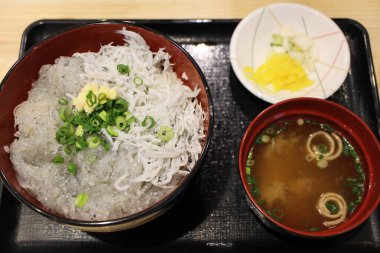 Japon mutfağı: çiğ beyaz yem ve haşlanmış pirinç kasesi Mishima, Shizuoka, Japonya 'da yemek.