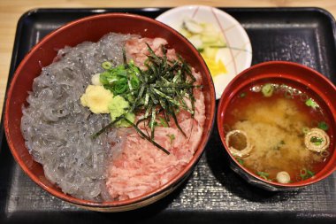 Japon mutfağı: Mishima, Shizuoka, Japonya 'da çiğ balık ve negitoro (kıymalı çiğ ton balığı) pirinç kasesi.