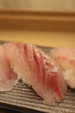 Japon mutfağı: isaki (Japon piyade balığı) nigiri-zushi Mishima, Shizuoka, Japonya