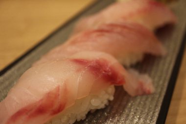 Japon mutfağı: mejina (Japon büyük boy karabalık) nigiri-zushi Mishima, Shizuoka, Japonya