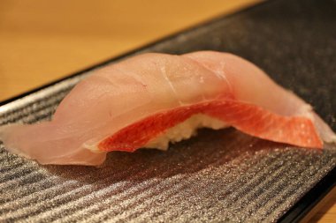 Japon mutfağı: kinmedai (Japon görkemli alfonsinosu) nigiri-zushi Mishima, Shizuoka, Japonya