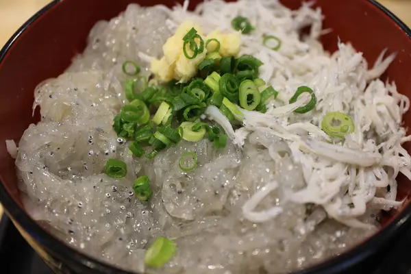 Japon mutfağı: Mishima, Shizuoka, Japonya 'da çiğ beyaz yem ve haşlanmış pirinç kasesi