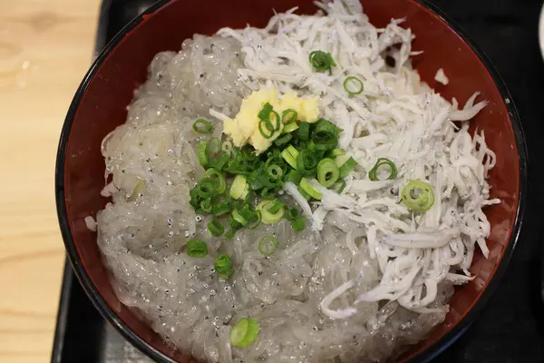 Japon mutfağı: Mishima, Shizuoka, Japonya 'da çiğ beyaz yem ve haşlanmış pirinç kasesi