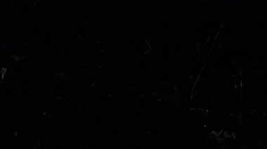 Soyut grunge kirli monokrom arka planı. Hasarlı dinamik kaplama dokusu yüzeyi modaya uygun klasik stop hareket tarzında çizilmiş. Kusursuz döngü canlandırması