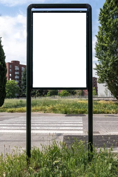 Sokakta reklam için fotokopi alanı olan büyük boş ilan panosu var.